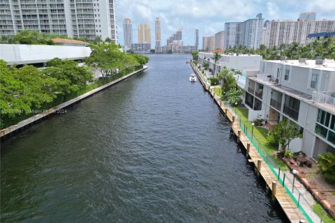 Adosado en venta en North Miami Beach, Florida, 2 dormitorios, 138.89 m2 № 1345243 - foto 20