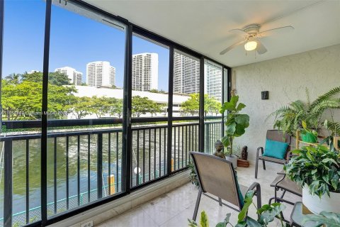 Adosado en venta en North Miami Beach, Florida, 2 dormitorios, 138.89 m2 № 1345243 - foto 1