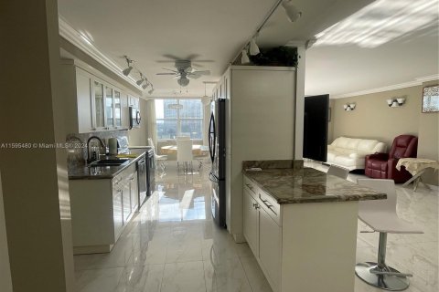 Condominio en venta en Hallandale Beach, Florida, 2 dormitorios, 164.99 m2 № 1206828 - foto 13