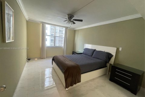 Condominio en venta en Hallandale Beach, Florida, 2 dormitorios, 164.99 m2 № 1206828 - foto 14