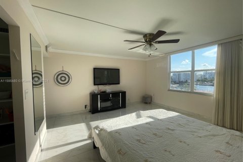 Condominio en venta en Hallandale Beach, Florida, 2 dormitorios, 164.99 m2 № 1206828 - foto 22