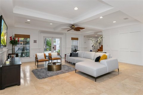 House in Miami, Florida 5 bedrooms, 299.61 sq.m. № 1206799 - photo 13