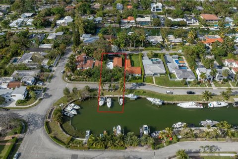 House in Miami, Florida 5 bedrooms, 299.61 sq.m. № 1206799 - photo 2