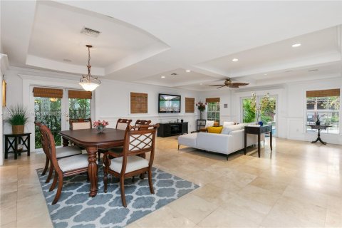 House in Miami, Florida 5 bedrooms, 299.61 sq.m. № 1206799 - photo 11