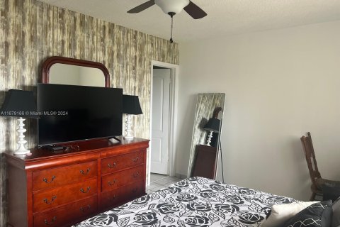 Condo in Hialeah, Florida, 2 bedrooms  № 1409119 - photo 13