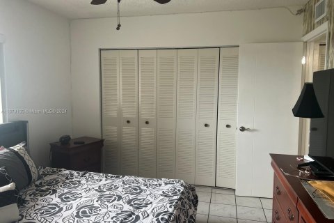 Condo in Hialeah, Florida, 2 bedrooms  № 1409119 - photo 14