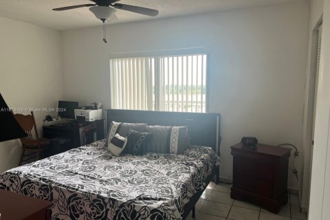 Condo in Hialeah, Florida, 2 bedrooms  № 1409119 - photo 12