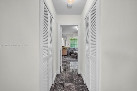 Villa ou maison à vendre à Miami, Floride: 5 chambres, 338.63 m2 № 1320848 - photo 22