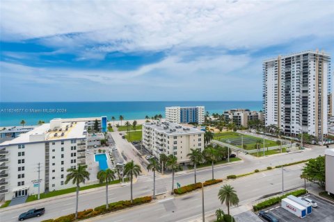 Condo in Hollywood, Florida, 2 bedrooms  № 1272053 - photo 2