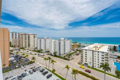 Condo in Hollywood, Florida, 2 bedrooms  № 1272053 - photo 4