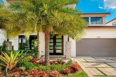 House in Miami Lakes, Florida 4 bedrooms, 264.49 sq.m. № 522425 - photo 7