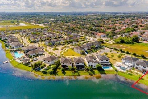 Villa ou maison à vendre à Miami Lakes, Floride: 4 chambres, 264.49 m2 № 522425 - photo 1