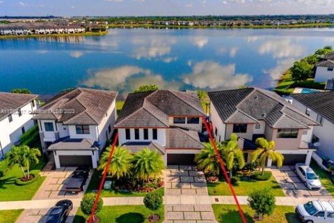 Casa en venta en Miami Lakes, Florida, 4 dormitorios, 264.49 m2 № 522425 - foto 4