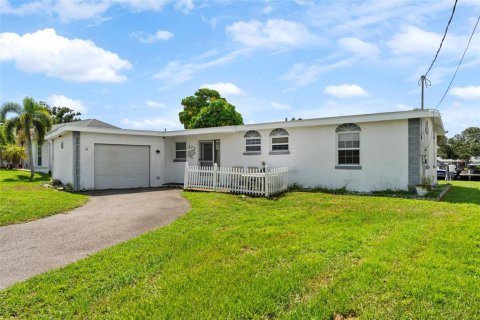 House in Port Charlotte, Florida 3 bedrooms, 164.81 sq.m. № 1354816 - photo 2