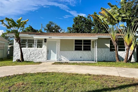 House in Hollywood, Florida 4 bedrooms № 1391866 - photo 2