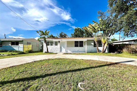 House in Hollywood, Florida 4 bedrooms № 1391866 - photo 1