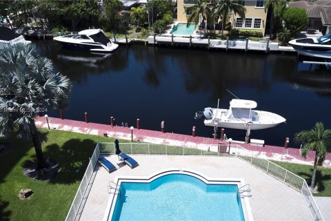 Condo in Pompano Beach, Florida, 2 bedrooms  № 1173574 - photo 1