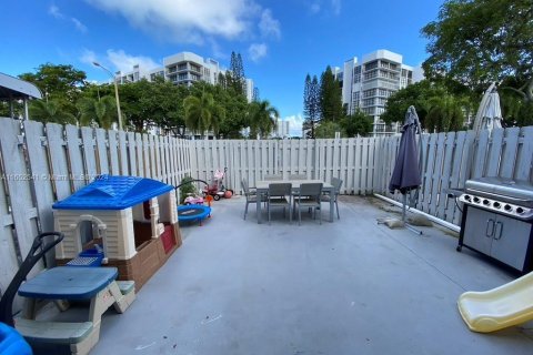 Townhouse in Hallandale Beach, Florida 3 bedrooms, 167.04 sq.m. № 1345901 - photo 9