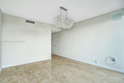 Condo in Miami Beach, Florida, 2 bedrooms  № 1431253 - photo 21