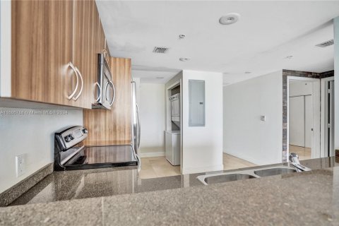 Condo in Miami Beach, Florida, 2 bedrooms  № 1431253 - photo 12