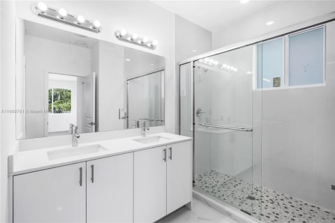 Adosado en venta en Miami, Florida, 5 dormitorios, 232.44 m2 № 1431286 - foto 26