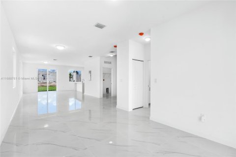 Adosado en venta en Miami, Florida, 5 dormitorios, 232.44 m2 № 1431286 - foto 10