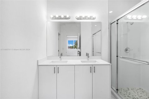 Adosado en venta en Miami, Florida, 5 dormitorios, 232.44 m2 № 1431286 - foto 28