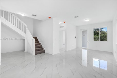 Adosado en venta en Miami, Florida, 5 dormitorios, 232.44 m2 № 1431286 - foto 9