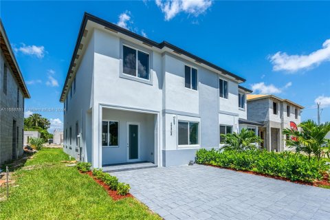 Adosado en venta en Miami, Florida, 5 dormitorios, 232.44 m2 № 1431286 - foto 3