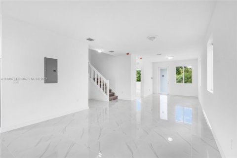 Adosado en venta en Miami, Florida, 5 dormitorios, 232.44 m2 № 1431286 - foto 4