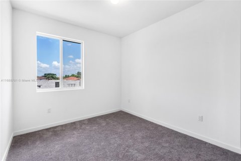 Adosado en venta en Miami, Florida, 5 dormitorios, 232.44 m2 № 1431286 - foto 19