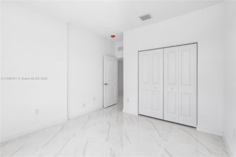 Adosado en venta en Miami, Florida, 5 dormitorios, 232.44 m2 № 1431286 - foto 17