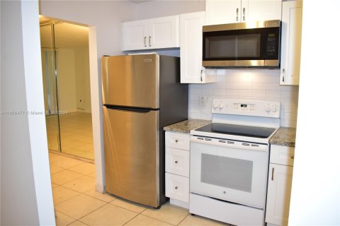 Condo in Sunrise, Florida, 2 bedrooms  № 1357249 - photo 6