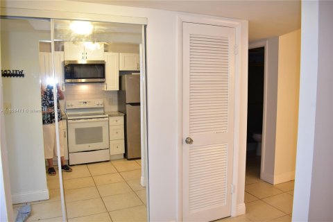 Condo in Sunrise, Florida, 2 bedrooms  № 1357249 - photo 11