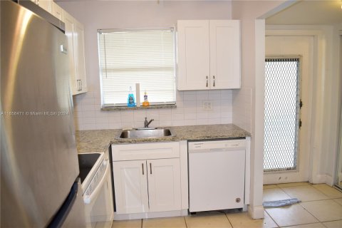 Condo in Sunrise, Florida, 2 bedrooms  № 1357249 - photo 5