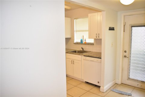 Condo in Sunrise, Florida, 2 bedrooms  № 1357249 - photo 12