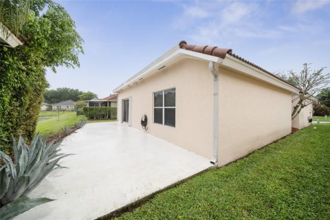 House in Riviera Beach, Florida 3 bedrooms, 158.86 sq.m. № 1079827 - photo 2