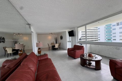 Condo in Miami Beach, Florida, 2 bedrooms  № 1404497 - photo 16