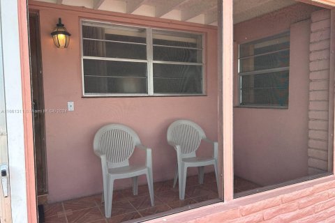 House in Hialeah, Florida 3 bedrooms, 122.63 sq.m. № 1372421 - photo 5