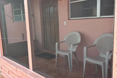 Casa en venta en Hialeah, Florida, 3 dormitorios, 122.63 m2 № 1372421 - foto 6