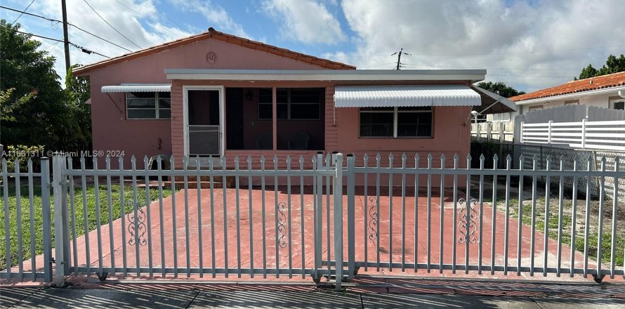 House in Hialeah, Florida 3 bedrooms, 122.63 sq.m. № 1372421