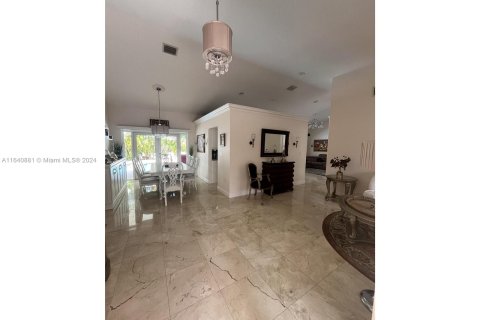 Casa en venta en Cutler Bay, Florida, 4 dormitorios, 170.2 m2 № 1319088 - foto 10