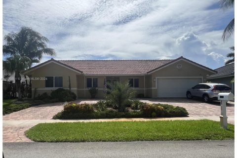 House in Cutler Bay, Florida 4 bedrooms, 170.2 sq.m. № 1319088 - photo 1