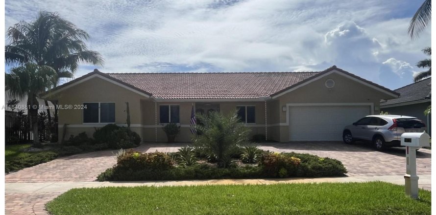 House in Cutler Bay, Florida 4 bedrooms, 170.2 sq.m. № 1319088