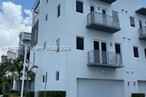 Townhouse in Doral, Florida 4 bedrooms, 318.1 sq.m. № 1320673 - photo 2