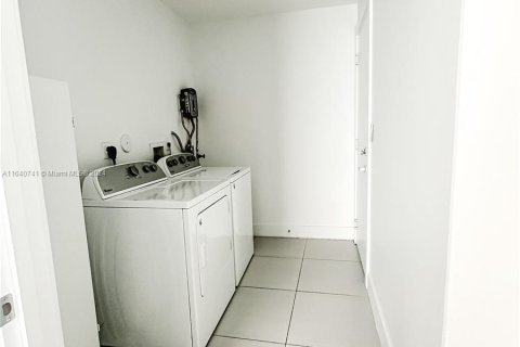 Adosado en venta en Doral, Florida, 4 dormitorios, 318.1 m2 № 1320673 - foto 19