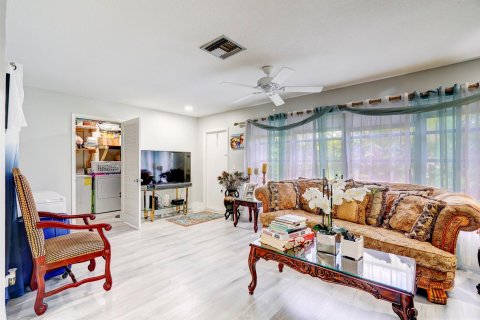 Villa ou maison à vendre à West Palm Beach, Floride: 2 chambres, 120.77 m2 № 1079796 - photo 2