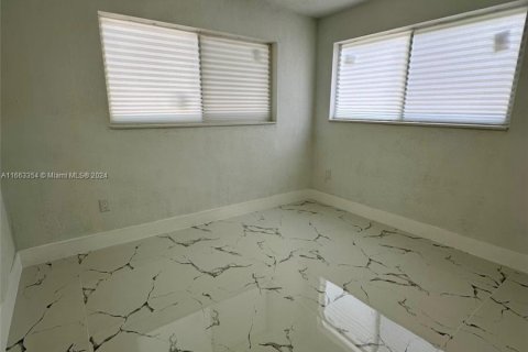 House in Miami Gardens, Florida 3 bedrooms, 135.82 sq.m. № 1372862 - photo 9