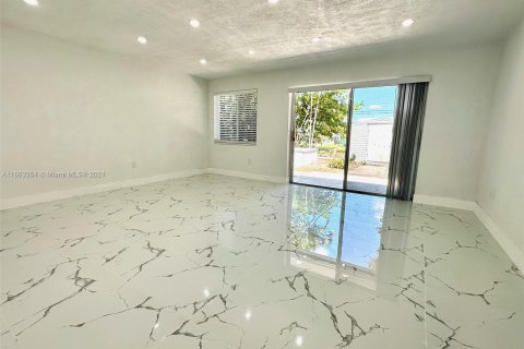 Casa en venta en Miami Gardens, Florida, 3 dormitorios, 135.82 m2 № 1372862 - foto 2