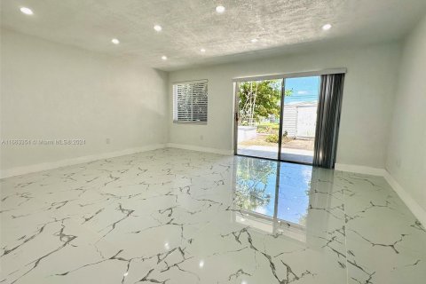 Casa en venta en Miami Gardens, Florida, 3 dormitorios, 135.82 m2 № 1372862 - foto 23